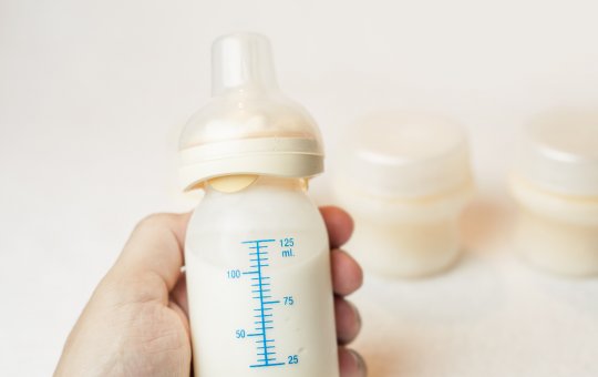 Mães vendem leite materno na internet por até R$ 480 e são criticadas nas redes