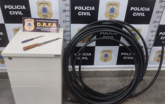 Suspeito de furtar de cabos é preso após ameaçar policiais com faca em Feira