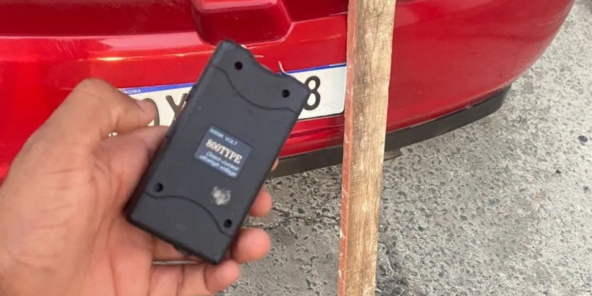 Integrantes da Bamor são flagrados com pedaços de madeira e arma de choque