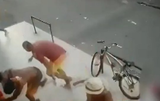 Câmeras de segurança mostram momento do ataque que deixou 3 mortos na Ribeira