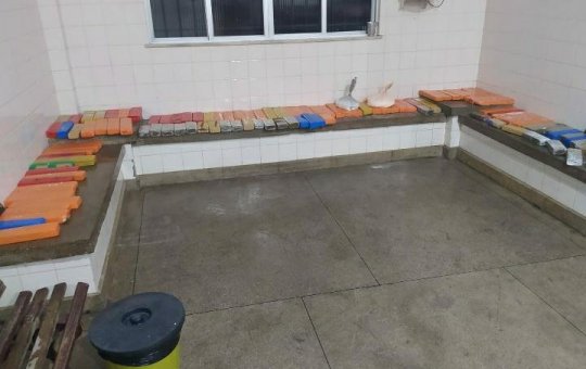 Polícia intercepta 120kg de drogas em ônibus de turismo no Sudoeste da Bahia