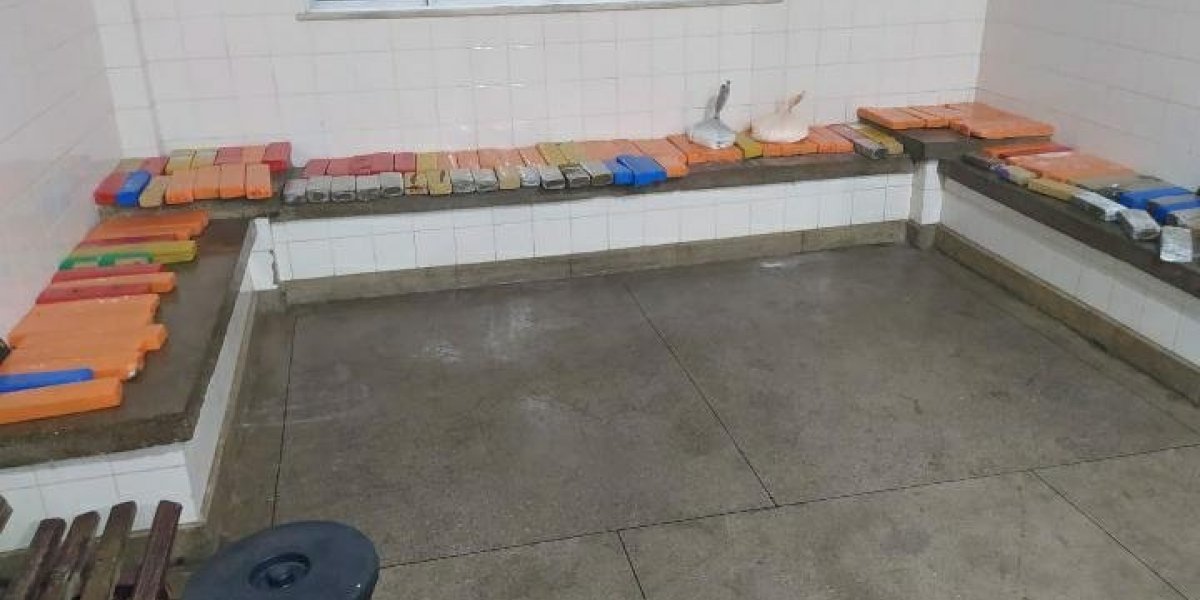 Polícia intercepta 120kg de drogas em ônibus de turismo no Sudoeste da Bahia