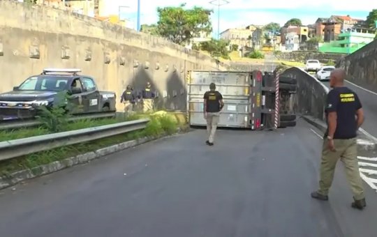 Carreta tomba na via Expressa, causando congestionamento no Comércio