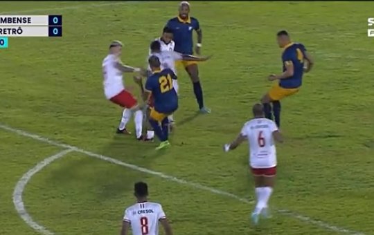 Árbitro marca pênalti em choque de jogadores do mesmo time e é suspenso pela CBF