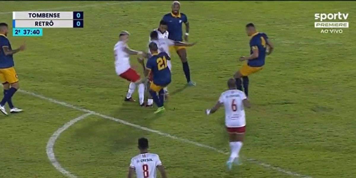 Árbitro marca pênalti em choque de jogadores do mesmo time e é suspenso pela CBF