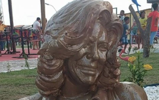 Glória Maria é homenageada com busto em praça de Lauro de Freitas