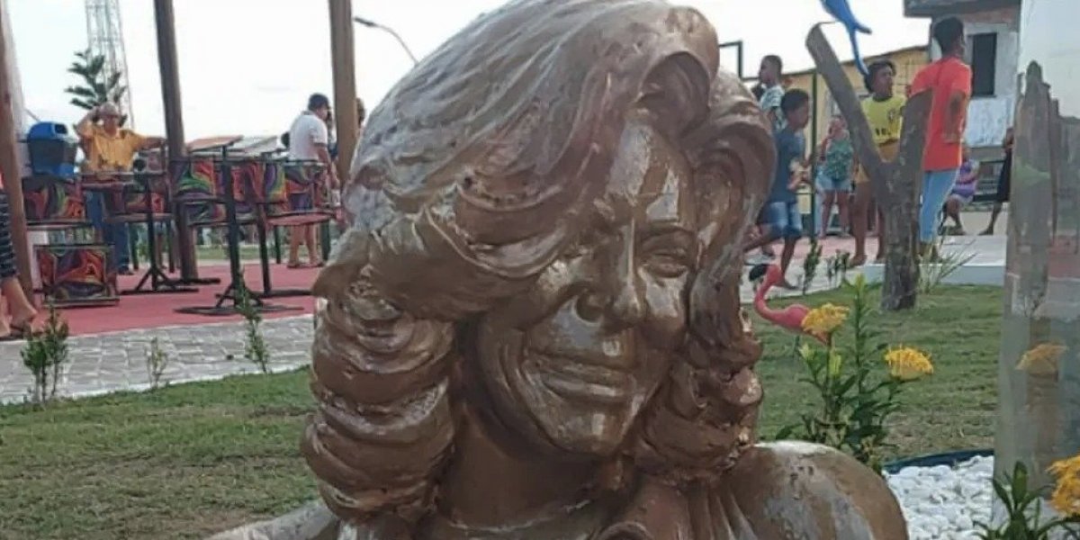 Glória Maria é homenageada com busto em praça de Lauro de Freitas