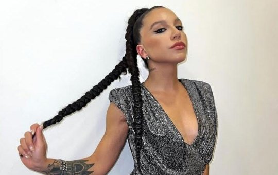 Priscilla Alcântara surge caracterizada de Carmen Miranda e chama atenção da web