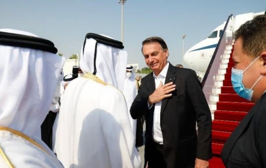 Bolsonaro trouxe em avião da FAB fuzil presenteado por príncipe árabe