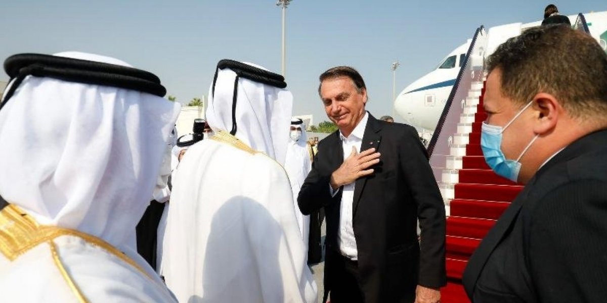 Bolsonaro trouxe em avião da FAB fuzil presenteado por príncipe árabe