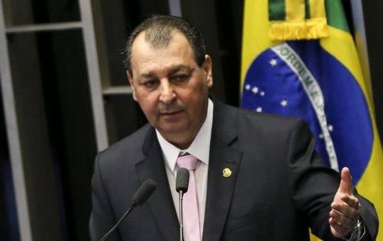 Senador quer investigar relação entre venda de RLAM com joias de Bolsonaro