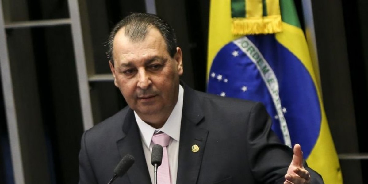 Senador quer investigar relação entre venda de RLAM com joias de Bolsonaro