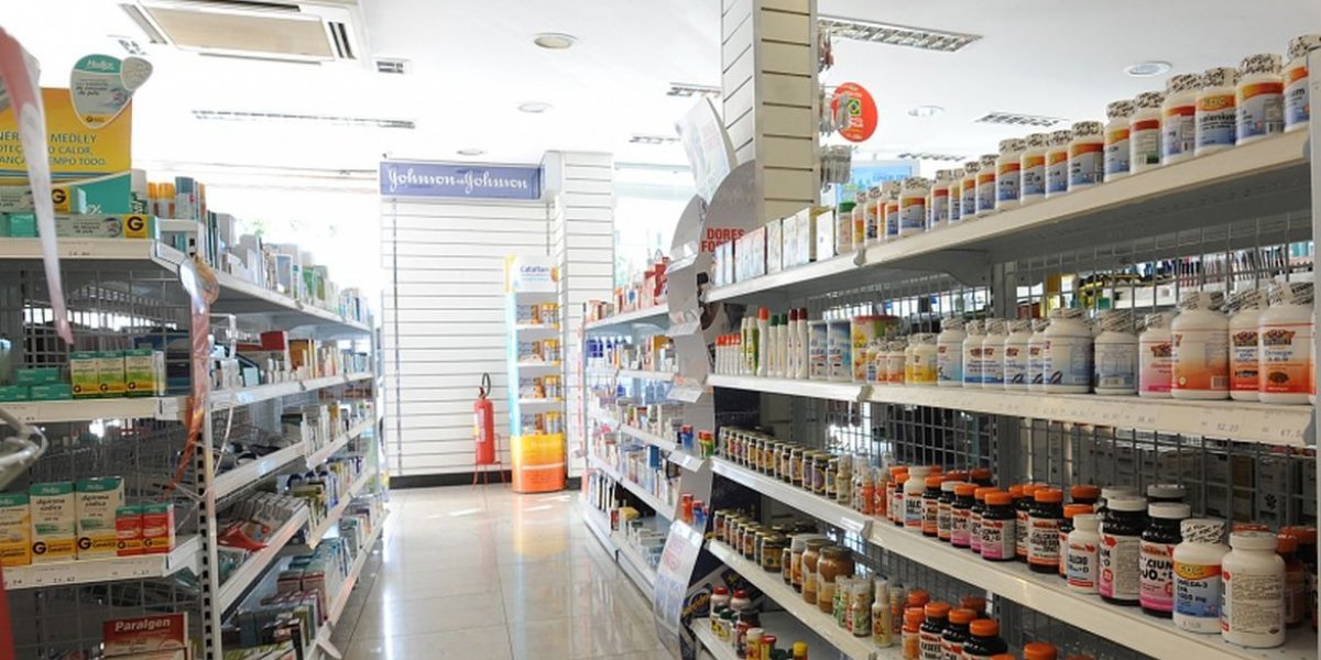 Farmacêutico é preso por lamber nádegas de mulher antes da injeção