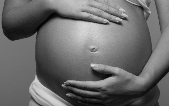 Mulher morre após passar nove anos com bebê na barriga