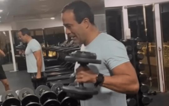 Prefeito Bruno Reis coloca musculação em dia em vídeo na academia