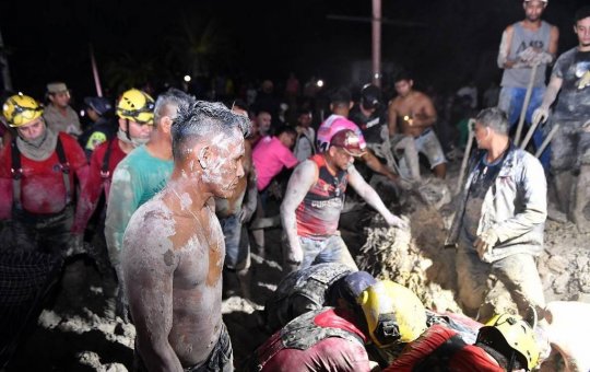Oito pessoas morrem soterradas após barranco desabar em Manaus; 4 são crianças