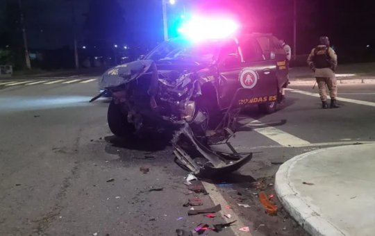 Dois policiais ficam feridos após acidente entre viatura e caminhão 