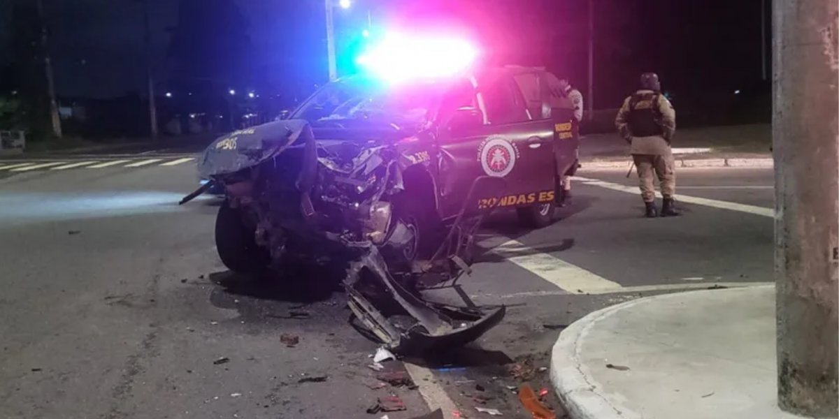 Dois policiais ficam feridos após acidente entre viatura e caminhão
