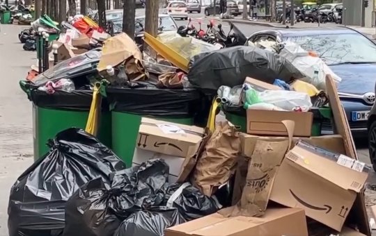 Garis protestam e toneladas de lixo acumulam-se nas ruas de Paris, na França