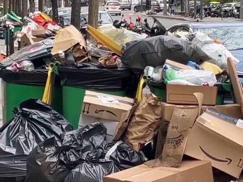 Garis protestam e toneladas de lixo acumulam-se nas ruas de Paris, na França