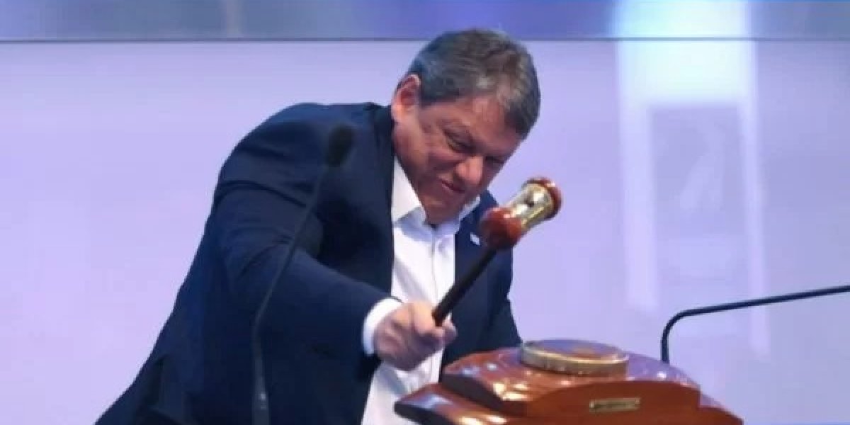 Tarcísio quebra símbolo da Bolsa de Valores ao bater martelo com fúria em leilão
