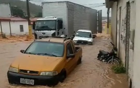 Chuva forte provoca alagamentos e causa transtorno na cidade de Cícero Dantas