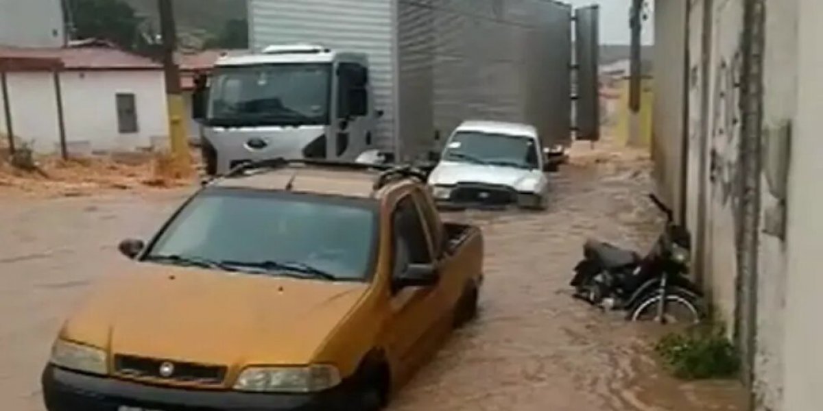 Chuva forte provoca alagamentos e causa transtorno na cidade de Cícero Dantas