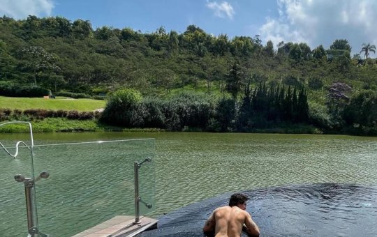 Whindersson Nunes mostra bumbum ao curtir piscina em viagem