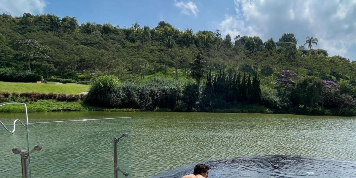 Whindersson Nunes mostra bumbum ao curtir piscina em viagem