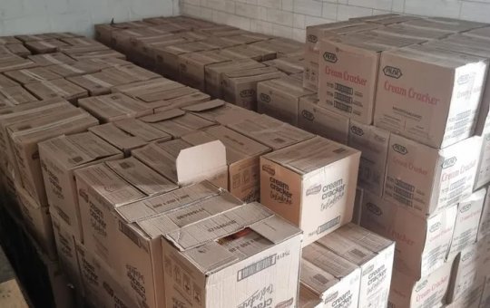 Homem é preso com 12 mil pacotes de biscoitos com validades adulteradas em Feira