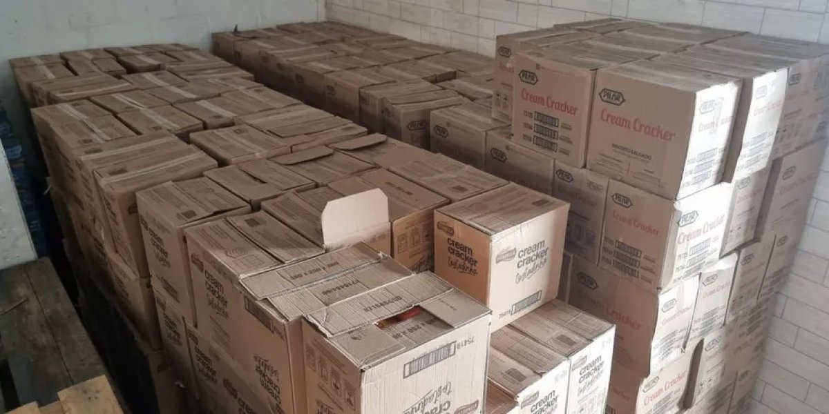Homem é preso com 12 mil pacotes de biscoitos com validades adulteradas em Feira