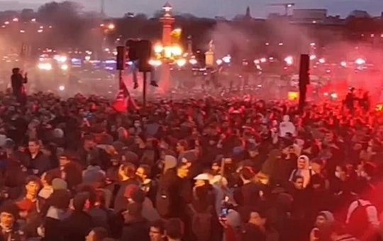 França tem atos violentos e 310 pessoas presas após decisão sobre Previdência