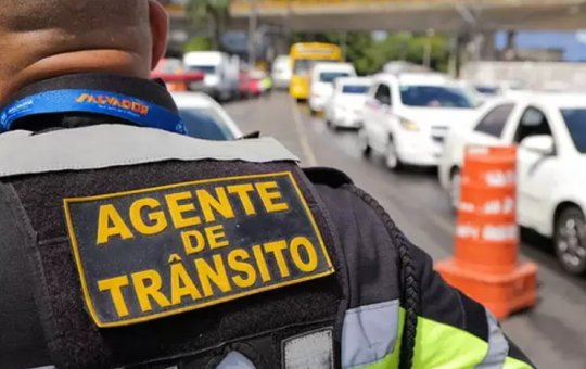 Agentes da Transalvador são flagrados com garrafa de cerveja durante turno