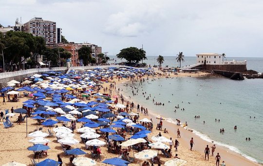 Banhistas encontram corpo em mar no Porto da Barra, em Salvador