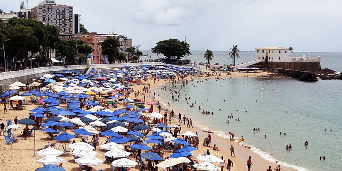 Banhistas encontram corpo em mar no Porto da Barra, em Salvador