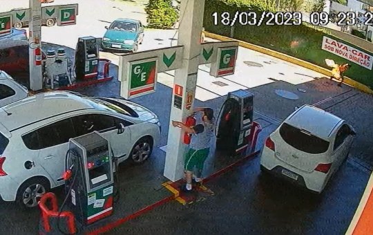 Frentista joga gasolina e ateia fogo em cliente após discussão em posto no PR