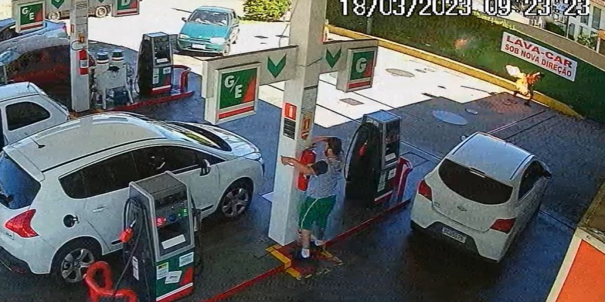 Frentista joga gasolina e ateia fogo em cliente após discussão em posto no PR