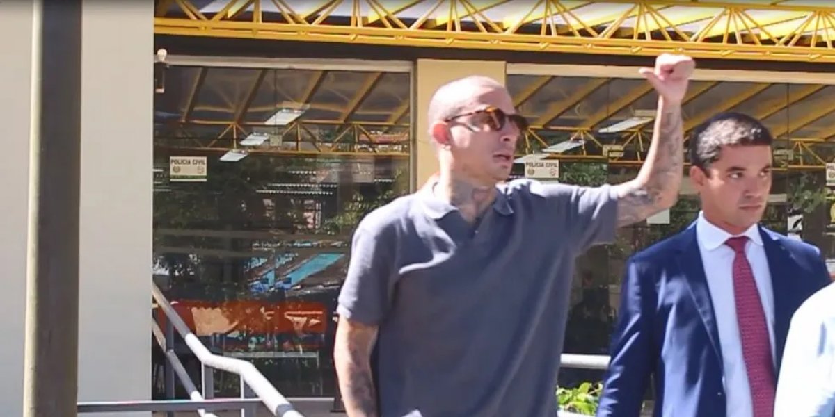 MC Guimê presta depoimento na Delegacia de Atendimento à Mulher