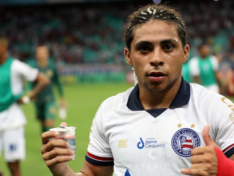 Atacante Jacaré é visto em festa e é intimidado por torcedor