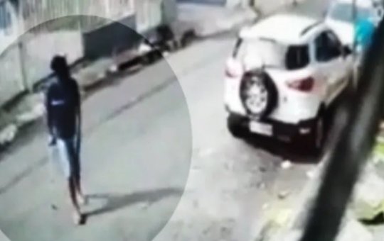 Vídeo flagra homem de muleta e comparsa roubando carro em Brotas; assista