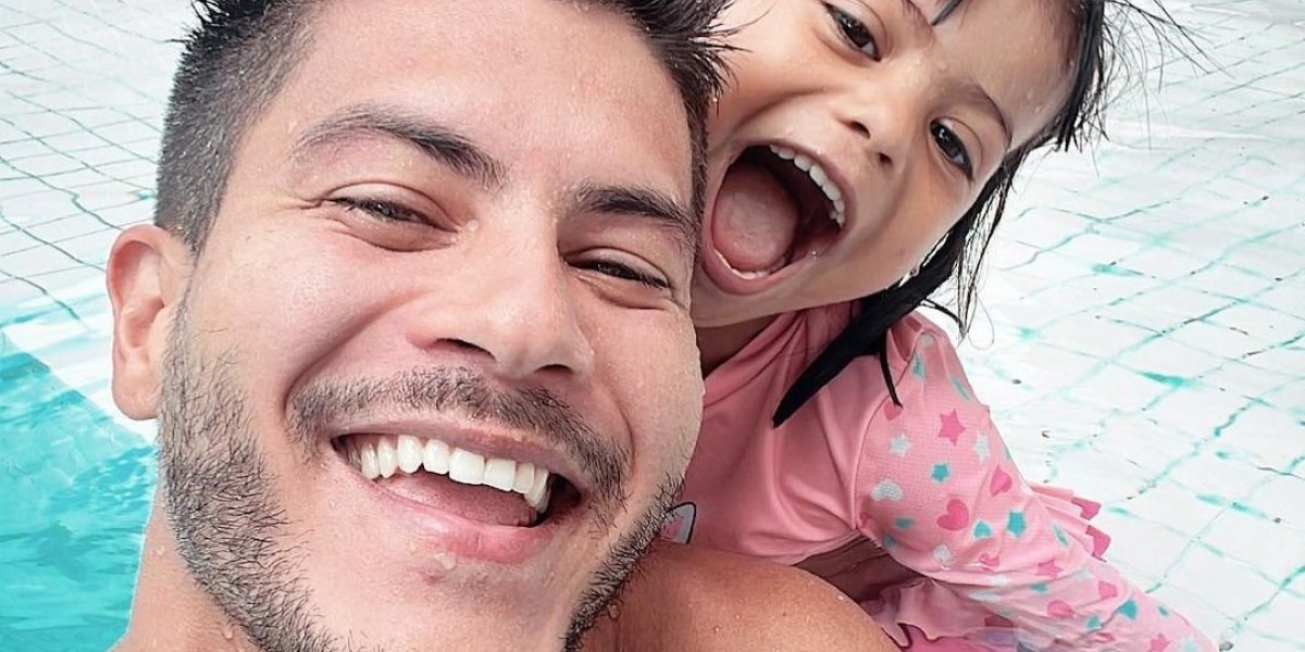 Arthur Aguiar fica revoltado ao descobrir internação da filha nas redes sociais