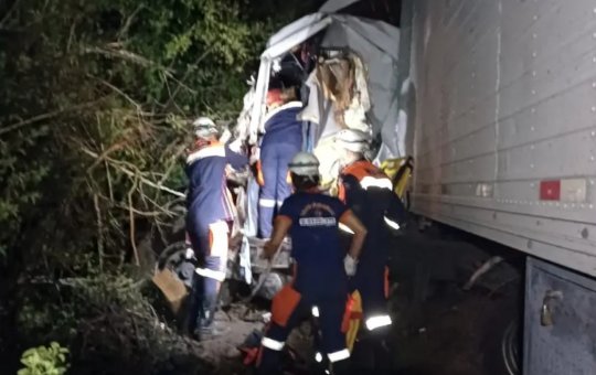 Motorista morre e outro fica ferido após grave acidente entre caminhões na Bahia