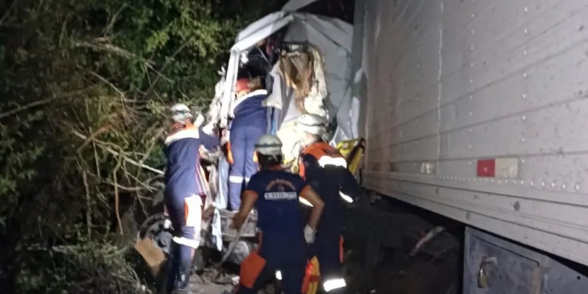 Motorista morre e outro fica ferido após grave acidente entre caminhões na Bahia