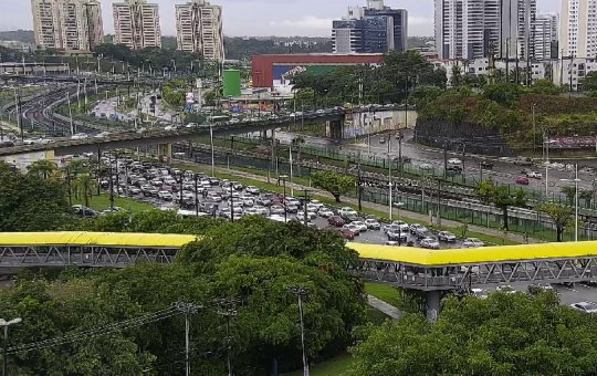Chuva deixa trânsito lento em diversos pontos de Salvador