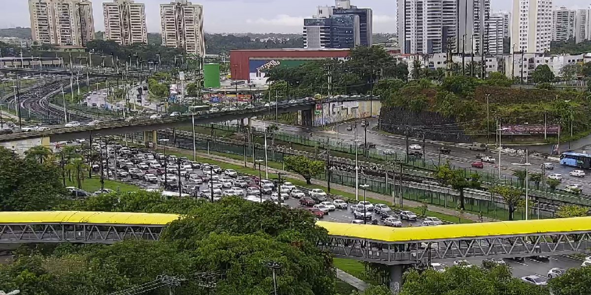 Chuva deixa trânsito lento em diversos pontos de Salvador