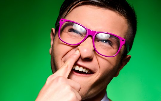 Limpar nariz com o dedo aumenta risco de Alzheimer