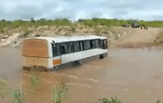 Ônibus fica preso ao tentar passar por trecho de riacho e barragens transbordam