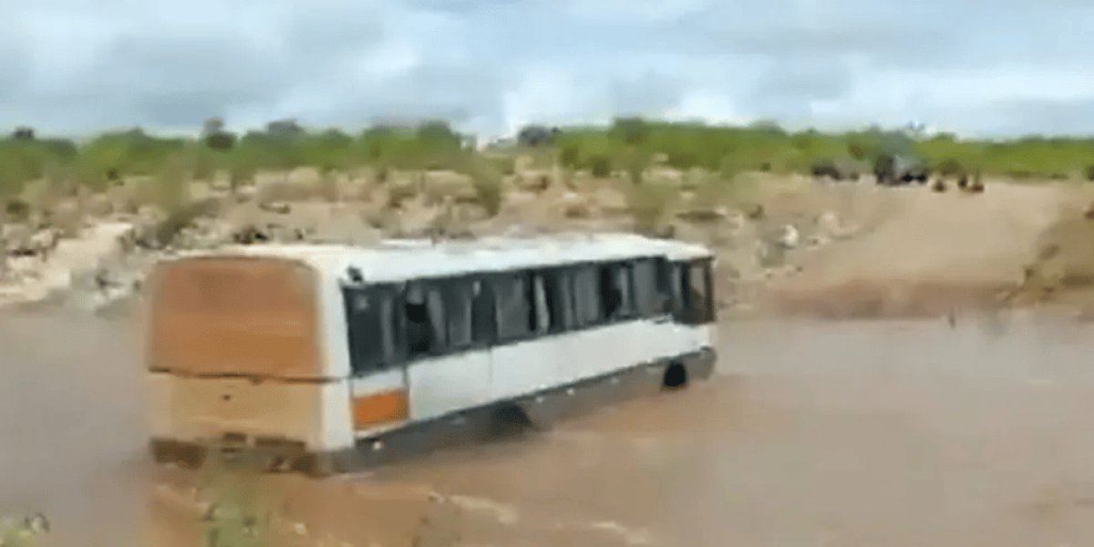 Ônibus fica preso ao tentar passar por trecho de riacho e barragens transbordam