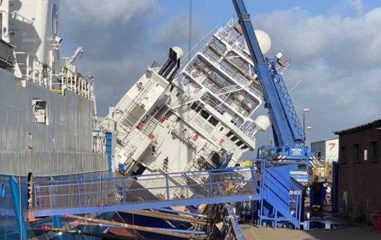 Navio tomba em porto da Escócia e deixa 25 feridos