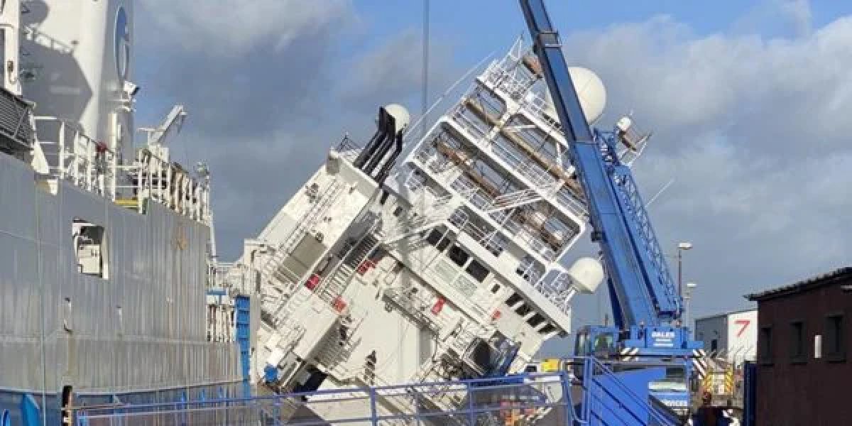 Navio tomba em porto da Escócia e deixa 25 feridos